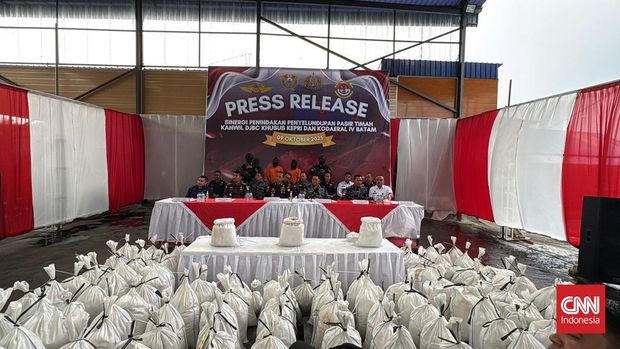 Suasana Konferensi pers penyeludupan 25,9 ton pasir timah oleh DJBC Khusus Kepulauan Riau.