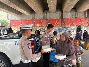 Polantas Riau Sapa Warga: Bagikan Nasi Kotak, Edukasi Green Policing