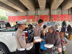 Polantas Riau Sapa Warga: Bagikan Nasi Kotak, Edukasi Green Policing Polantas Riau Sapa Warga: Bagikan Nasi Kotak, Edukasi Green Policing