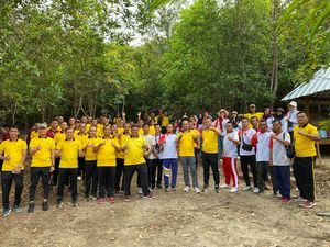 Kenalkan Wisata Alam Bukit Kukus, Polres Bangka Barat Hiking Bareng Warga