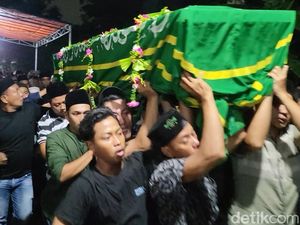 Adam Santri Ponpes Al Khoziny yang Meninggal di Samping Haikal Dimakamkan Adam Santri Ponpes Al Khoziny yang Meninggal di Samping Haikal Dimakamkan