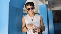 Pose Kenny Austin, Suami Amanda Manopo Saat Santai Minum Kopi