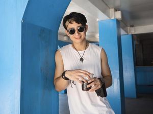 Pose Kenny Austin, Suami Amanda Manopo Saat Santai Minum Kopi Pose Kenny Austin, Suami Amanda Manopo Saat Santai Minum Kopi