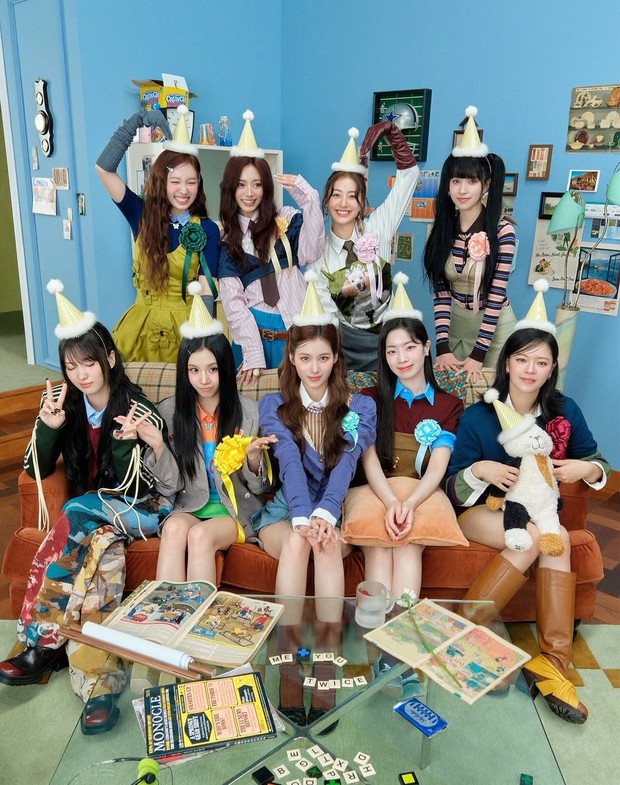TWICE mengajak penggemar merayakan ulang tahun grup bersama dengan merilis spesial album 'TEN: The Story Goes On'.