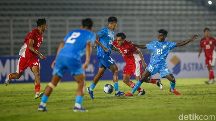 Rayhan Hannan Rayhan Hannan saat menggocek pemain Timnas India U23 di Stadion Madya, Jakarta, Jumat (10/10/2025).