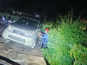 Mobil Terperosok ke Parit di Puncak Bogor, Damkar Evakuasi Mobil Terperosok ke Parit di Puncak Bogor, Damkar Evakuasi