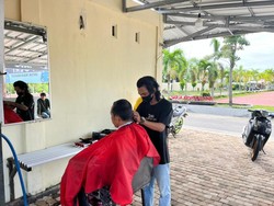 Ada Layanan Potong Rambut Gratis untuk Anggota Polres Bangka Barat