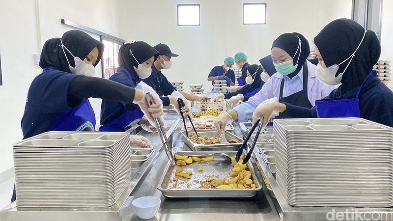 Suasana dapur MBG di Sukabumi yang viral tuai pujian