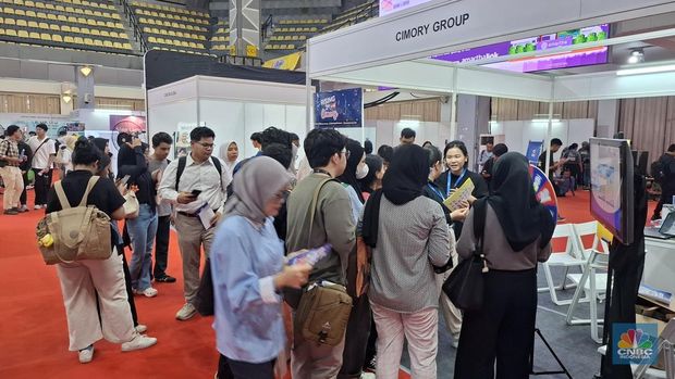 Suasana gelaran lowongan kerja (job fair) nan digelar oleh Universitas Indonesia (UI) ialah UI Career Expo 2025, Jumat (10/10/2025). (CNBC Indonesia/Chandra Dwi Pranata )