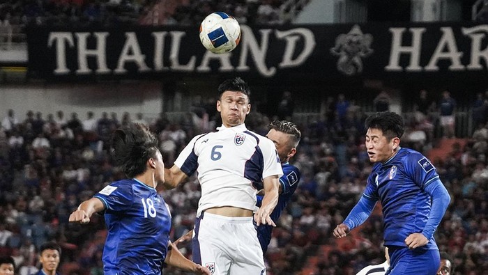 Nattapong Sayriya of Thailand competes against a player from Chinese Taipei during the AFC Asian Cup 2027 Qualifiers between Thailand and Chinese Taipei at Rajamangala National Stadium in Bangkok, Thailand, on October 9, 2025. (Photo by Anusak Laowilas/NurPhoto via Getty Images)