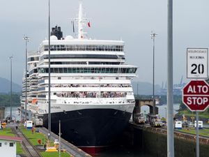 Kapal Queen Elizabeth Awali Musim Pelayaran Kanal Panama Kapal Queen Elizabeth Awali Musim Pelayaran Kanal Panama