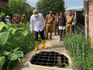 Respons Cepat Laporan Warga, Ratu Dewa Cek Jalan Rusak di Palembang