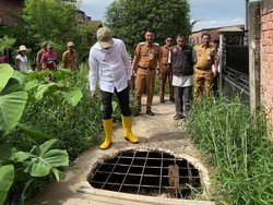 Respons Cepat Laporan Warga, Ratu Dewa Cek Jalan Rusak di Palembang