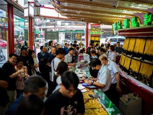Warga Bangkok Antre Beli Emas Saat Harga Meroket Warga Bangkok Antre Beli Emas Saat Harga Meroket
