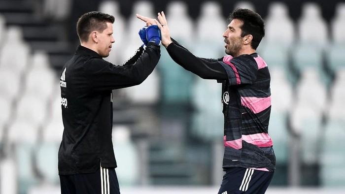 ALLIANZ STADIUM, TURIN, ITALY - 2021/02/06: Wojciech Szczesny (L) of Juventus FC and Gianluigi Buffon (R) of Juventus FC are seen during warm up prior to the Serie A football match between Juventus FC and AS Roma. Juventus FC won 2-0 over AS Roma. (Photo by Nicolò Campo/LightRocket via Getty Images)