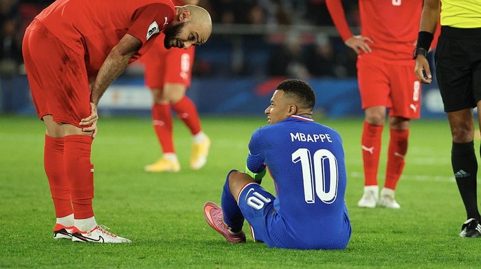 PARIS, FRANCE - OCTOBER 10: Kylian Mbappé (#10) of France speaks with Elvin Badalov of Azerbaijan after suffering an injury during the FIFA World Cup 2026 qualifier match between France and Azerbaijan at Parc des Princes on October 10, 2025 in Paris, France. (Photo by Xavier Laine/Getty Images)