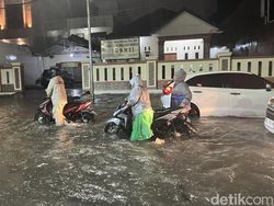 Banjir gegara Hujan Deras di Medan, Banyak Kendaraan Mogok