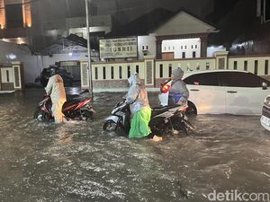 Walkot Rico Sebut Banjir Hampir di Seluruh Kecamatan di Medan Walkot Rico Sebut Banjir Hampir di Seluruh Kecamatan di Medan