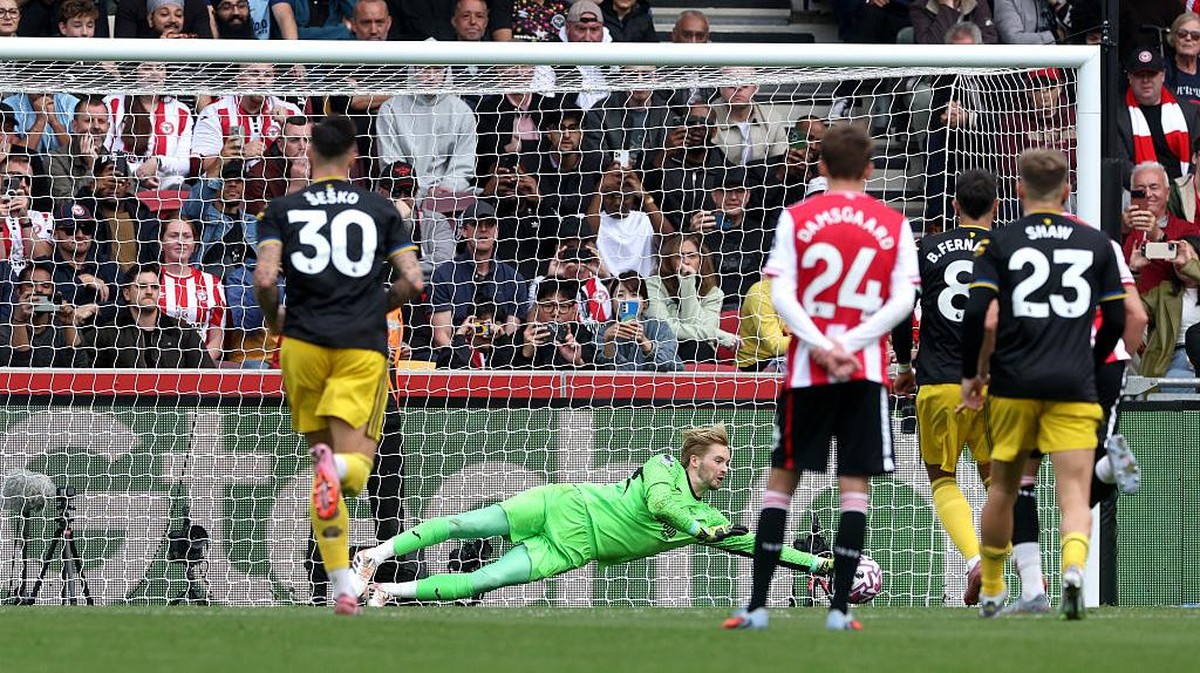 Kelleher menepis penalti Fernandes (kedua dari kanan) saat Brentford mengalahkan MU 3-1. Foto: Getty Images/Richard Pelham