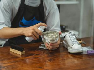 Cara Mencuci Sepatu yang Benar agar Tidak Bau, Warnanya Tak Pudar dan Menguning Cara Mencuci Sepatu yang Benar agar Tidak Bau, Warnanya Tak Pudar dan Menguning