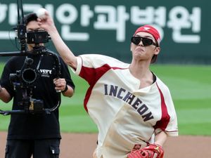 Choi Hyun Wook Dikecam Karena Lemparan Sembrono ke Anak-anak di Lapangan Choi Hyun Wook Dikecam Karena Lemparan Sembrono ke Anak-anak di Lapangan