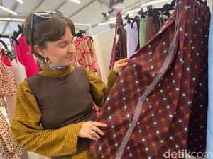 Kolaborasi Prancis-RI, Tenun Songket NTB Eksis di Pameran Fashion Paris Kolaborasi Prancis-RI, Tenun Songket NTB Eksis di Pameran Fashion Paris