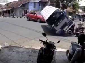 Video: Detik-detik Elf Terguling Tabrak 2 Motor dan Gerai HP di Ciamis Video: Detik-detik Elf Terguling Tabrak 2 Motor dan Gerai HP di Ciamis