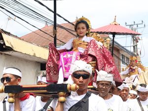 Meriahnya Prosesi Nyenuk Puri Agung Jro Kuta Denpasar Meriahnya Prosesi Nyenuk Puri Agung Jro Kuta Denpasar
