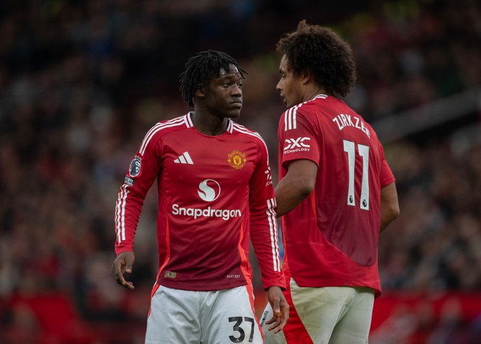 Joshua Zirkzee dan Kobbie Mainoo MANCHESTER, ENGLAND - DECEMBER 1: Kobbie Mainoo and Joshua Zirkzee of Manchester United defend a free kick during the Premier League match between Manchester United FC and Everton FC at Old Trafford on December 1, 2024 in Manchester, England. (Photo by Joe Prior/Visionhaus via Getty Images)