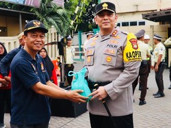 Kapolres Tanjung Priok Beri 420 Paket Bansos untuk Ojol, Buruh hingga Satpam Kapolres Tanjung Priok Beri 420 Paket Bansos untuk Ojol, Buruh hingga Satpam