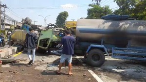 6 Kendaraan di Pasuruan Kecelakaan Beruntun, Truk-Motor Terbakar