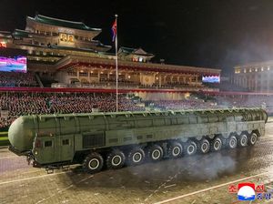 Korut Gelar Parade Militer, Pamerkan Rudal Antarbenua Terbaru Korut Gelar Parade Militer, Pamerkan Rudal Antarbenua Terbaru