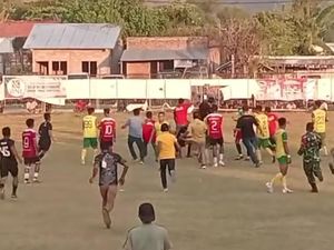 Liga Tarkam di Bima Ricuh, Pemain Pukul Wasit hingga Terkapar Liga Tarkam di Bima Ricuh, Pemain Pukul Wasit hingga Terkapar