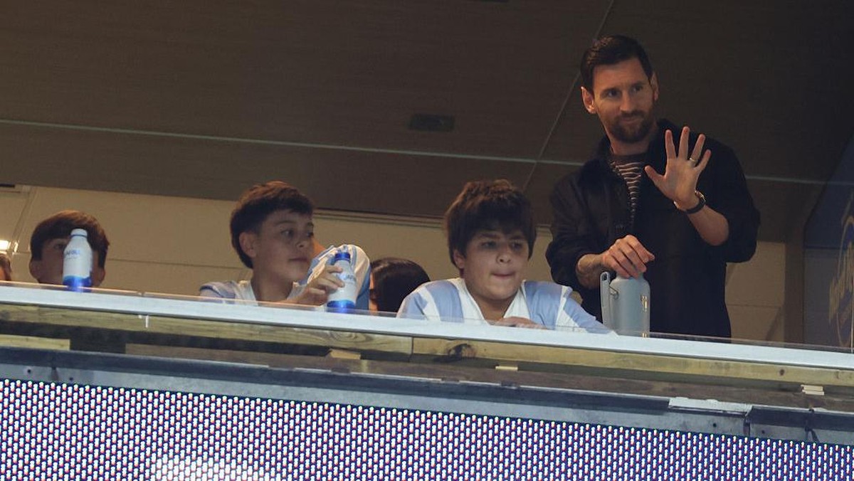 Lionel Messi hanya menyaksikan laga Argentina vs Venezuela dari bangku penonton (Foto: Getty Images/Leonardo Fernandez)