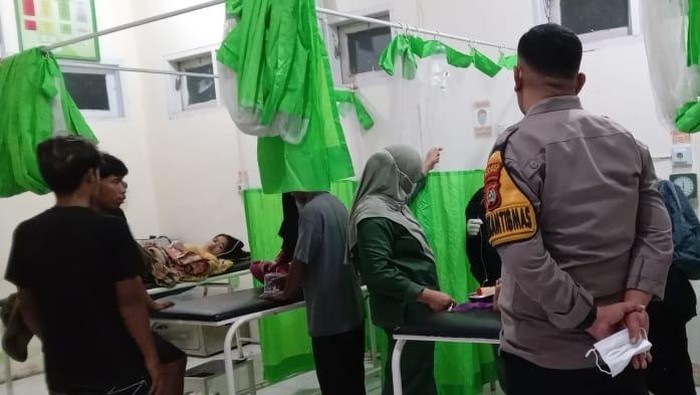 Warga di Majene dirawat di puskesmas usai diduga keracunan setelah menyantap makanan di pesta pernikahan. (dok.ist)