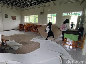 Plafon Kelas MAN 1 Polman Ambruk gegara Angin Kencang, Timpa 1 Siswa Plafon Kelas MAN 1 Polman Ambruk gegara Angin Kencang, Timpa 1 Siswa