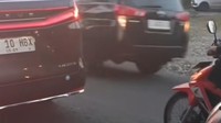 Lexus Sultan HB X Lagi Berhenti di Lampu Merah, Disalip Rombongan Tot-Tot Wuk-Wuk