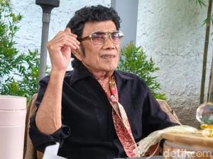 Rhoma Irama Tebarkan Senyum di Tengah Ributnya Dunia Rhoma Irama Tebarkan Senyum di Tengah Ributnya Dunia