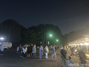 Senangnya Warga Jaktim Berwisata Malam di Ragunan Bareng Anak
