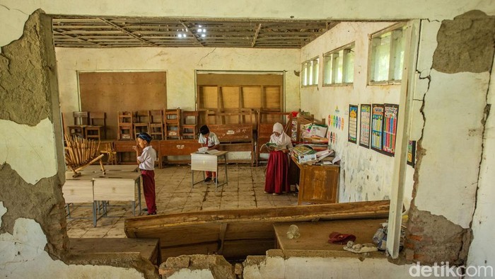 Kreatif! Begini Cara Siswa SDN di Cariu Tetap Semangat Belajar Meski Tanpa Kelas