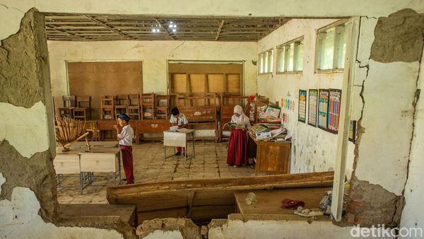 Tak Ada Kelas, Halaman pun Jadi: Semangat Anak SDN di Cariu Tak Luntur