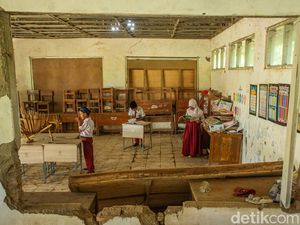 Tak Ada Kelas, Halaman pun Jadi: Semangat Anak SDN di Cariu Tak Luntur Tak Ada Kelas, Halaman pun Jadi: Semangat Anak SDN di Cariu Tak Luntur