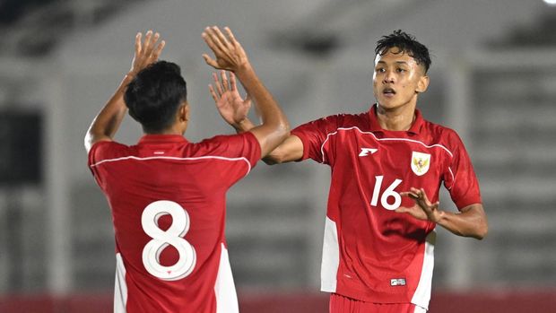 Pesepak bola Timnas Indonesia U-23 Dony Tri Pamungkas (kanan) berselebrasi dengan rekannya Muhammad Rayhan Hannan (kiri) usai mencetak gol ke gawang Timnas India U-23 pada laga persahabatan di Stadion Madya, Kompleks GBK, Jakarta, Jumat (10/10/2025). Indonesia dikalahkan India dengan skor 1-2. ANTARA FOTO/Fauzan/mrh/tom.