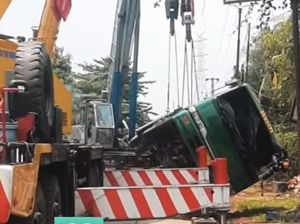 Truk Terguling di Cileungsi Bogor, Arus Lalu Lintas Sempat Tersendat Truk Terguling di Cileungsi Bogor, Arus Lalu Lintas Sempat Tersendat
