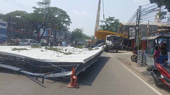 Truk tambang tabrak baliho hingga roboh di Jalan Sultan Agung, Pondok Ungu, Kota Bekasi, Jawa Barat.