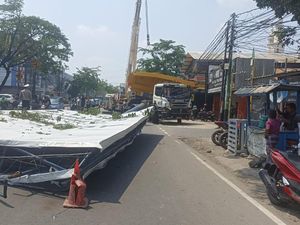 Truk Senggol Baliho hingga Roboh di Pondok Ungu Bekasi, Lalin Tersendat Truk Senggol Baliho hingga Roboh di Pondok Ungu Bekasi, Lalin Tersendat