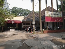 Kedai Roti Legendaris di Bandung: Nuansa Jadul, Harga Cuma Rp 5 Ribu Kedai Roti Legendaris di Bandung: Nuansa Jadul, Harga Cuma Rp 5 Ribu