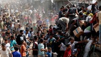 Warga Gaza Berebut Pasokan Bantuan di Tengah Gencatan Senjata