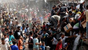 Warga Gaza Berebut Pasokan Bantuan di Tengah Gencatan Senjata