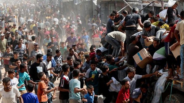 Warga Gaza Berebut Pasokan Bantuan di Tengah Gencatan Senjata